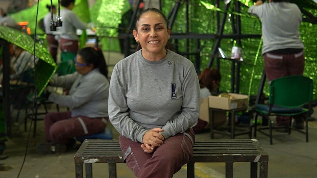 Elena, una de las artesanas detrás del alumbrado navideño de Medellín