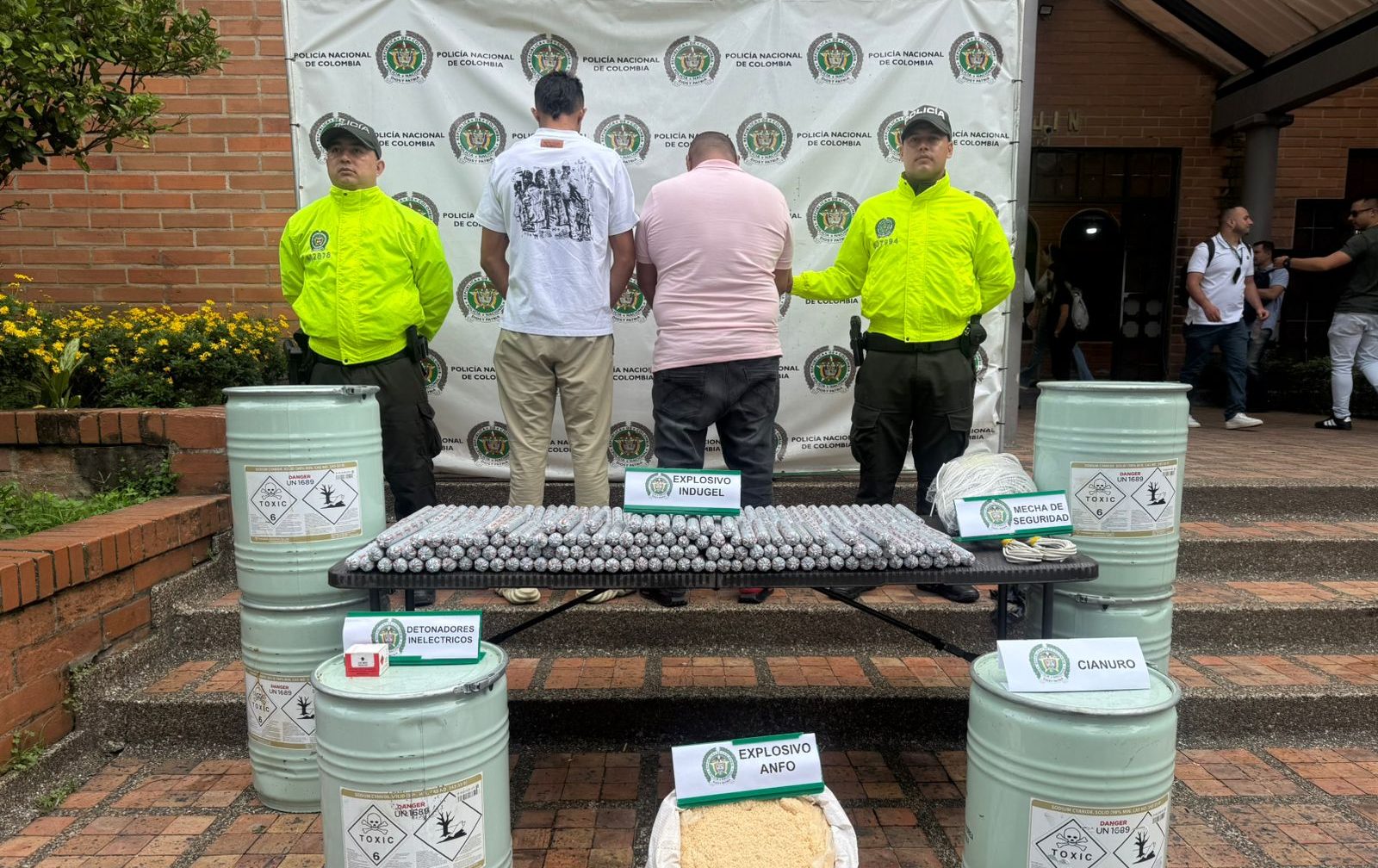 En operativo en Cisneros cayeron dos presuntos integrantes del Clan del Golfo con explosivos y cianuro