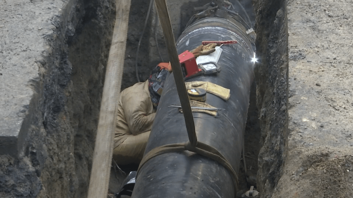 EPM atiende daño de tubería en la Avenida Paralela que afecta la movilidad