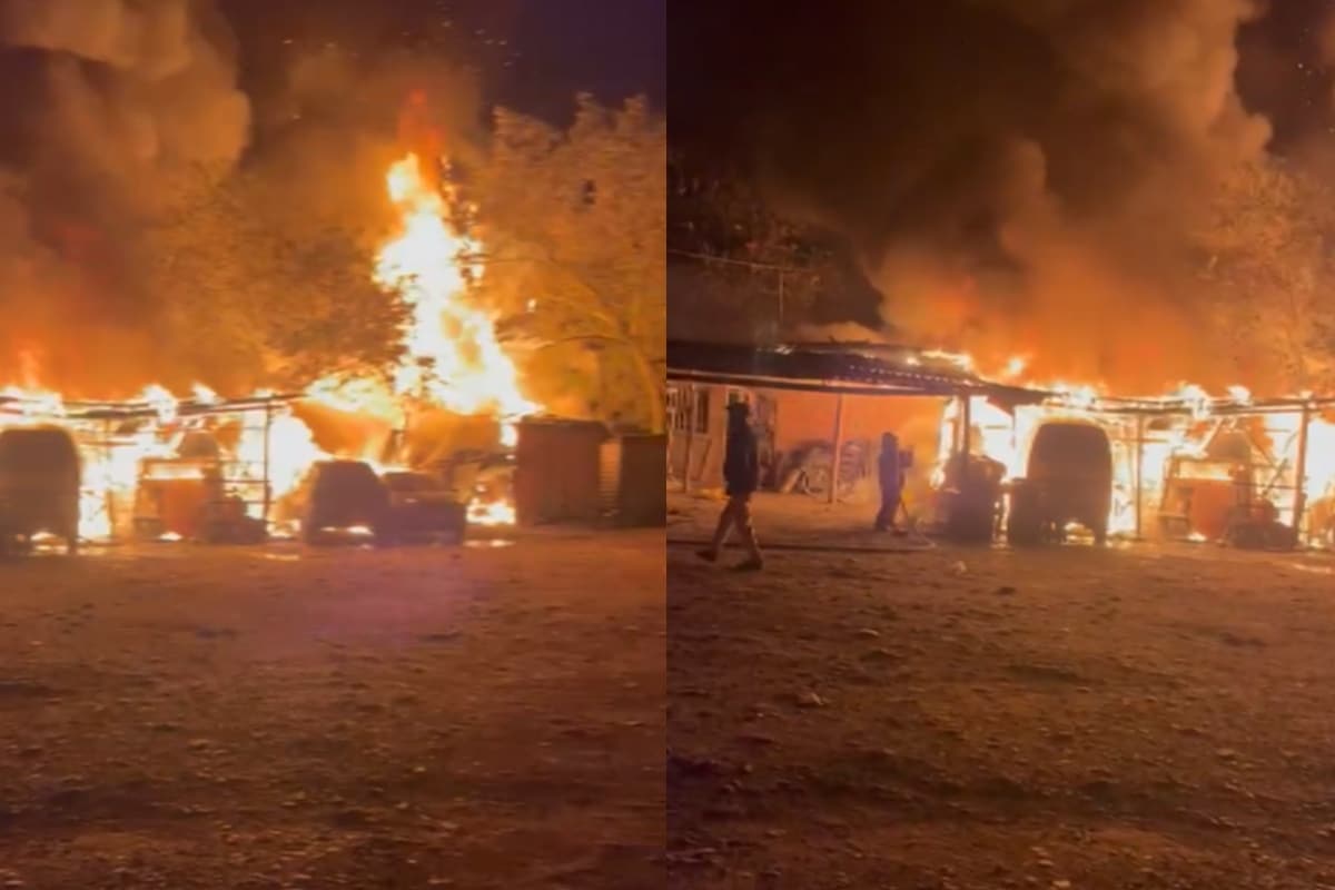 Grave incendio en parqueadero de Barbosa consumió 12 vehículos y seis locales comerciales