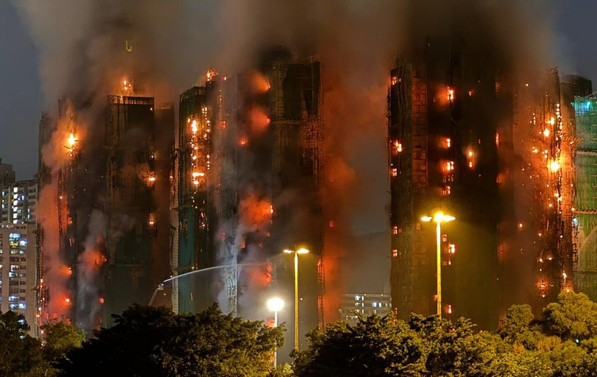 Impresionante incendio consume complejo residencial en Hong Kong, 13 personas murieron