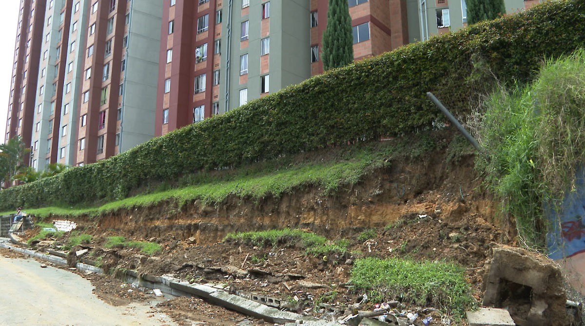 Muro de contención cayó en urbanización de San Antonio de Prado por las lluvias