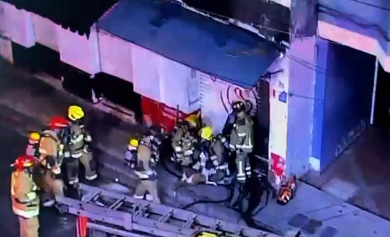 Bomberos rescataron a un perro en medio de un incendio en el centro de Medellín
