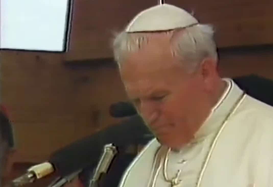 Así fue la visita del papa Juan Pablo II a Armero tras un año de la tragedia