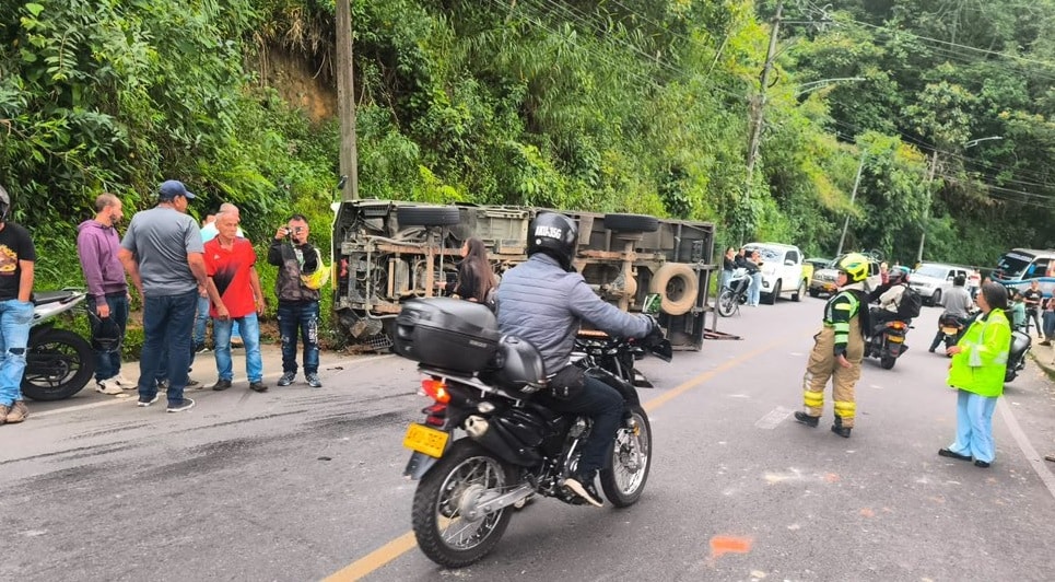 Accidente en Santa Elena dejó 12 heridos; un adulto mayor reviste gravedad