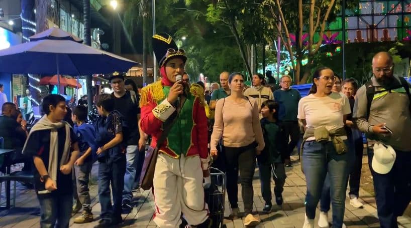 ¡Mágicos! Así son los recorridos navideños que realizan por el centro de Medellín