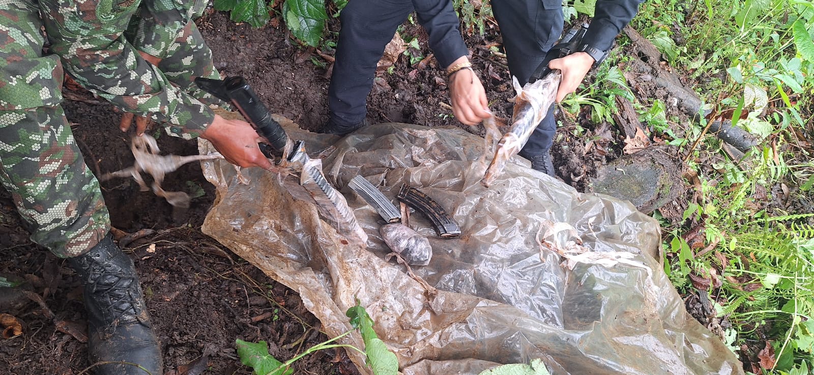 Autoridades incautaron arsenal del Clan del Golfo en Támesis 