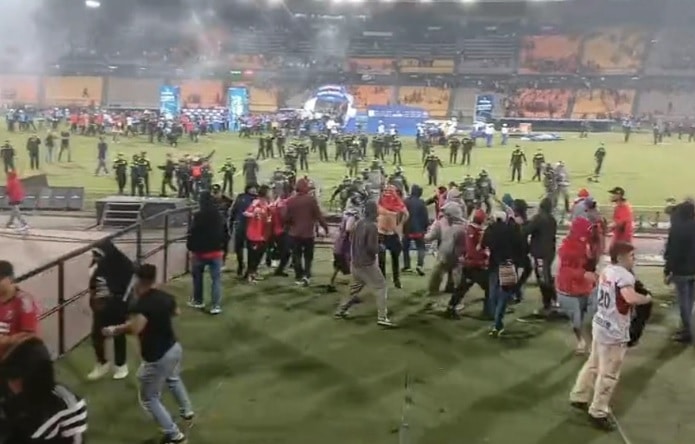Batalla campal en el estadio dejó 59 heridos, entre ellos siete policías 