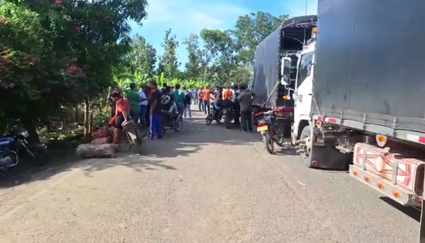 Bloqueos en la vía Urabá - Montería por incumplimientos en acuerdos con el Gobierno