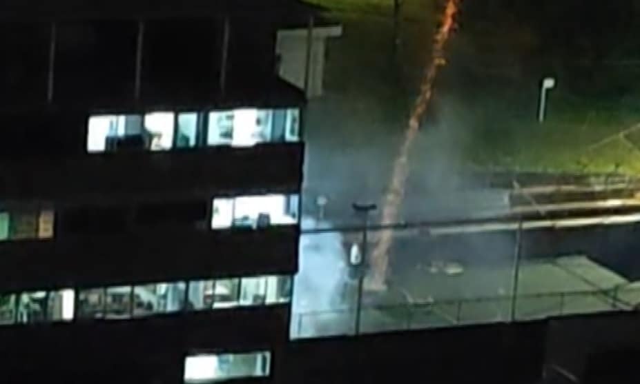 Buscan a los responsables de quemar pólvora en plena cancha de fútbol de Bello