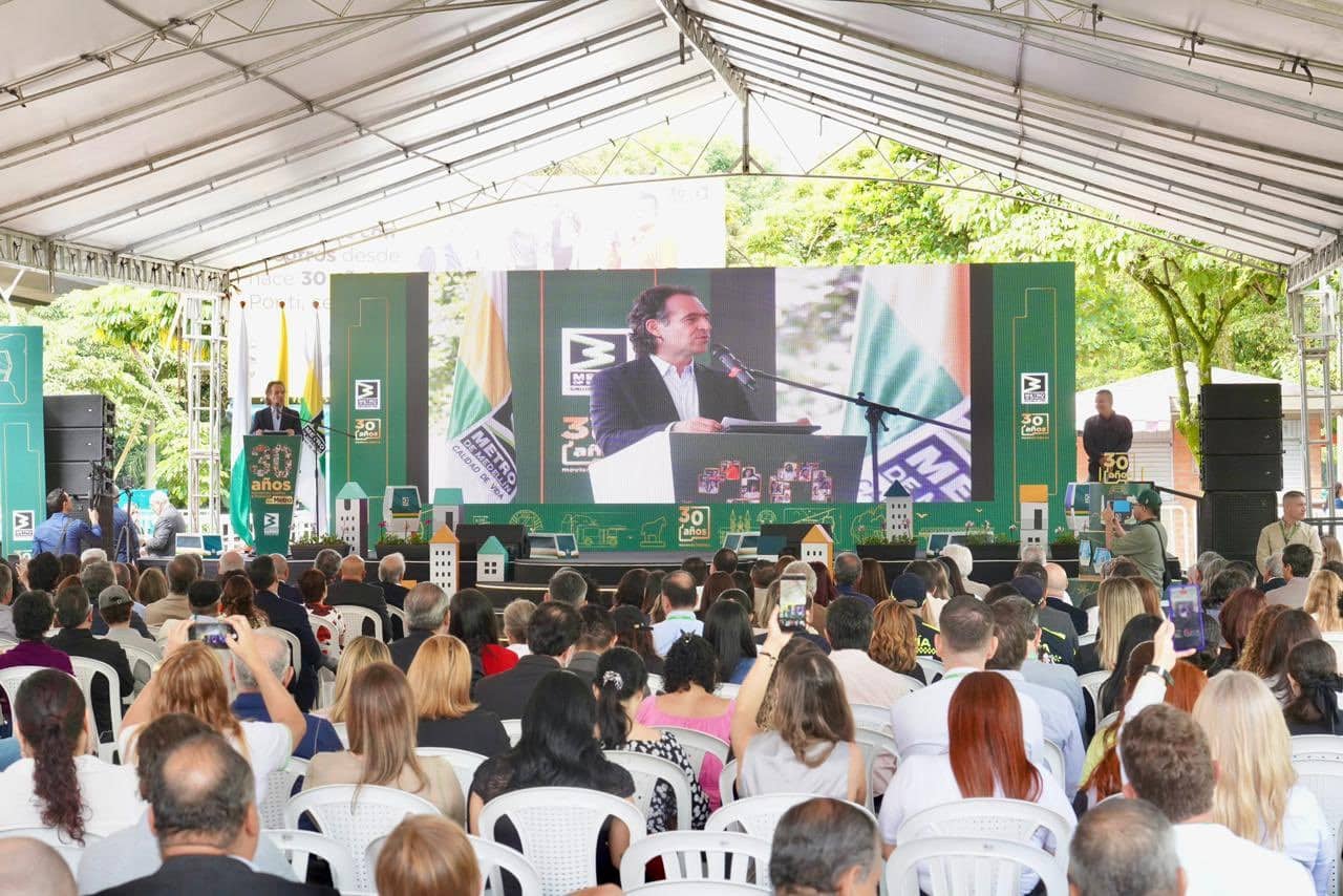 Con emotivos discursos conmemoraron 30 años de operación del Metro de Medellín