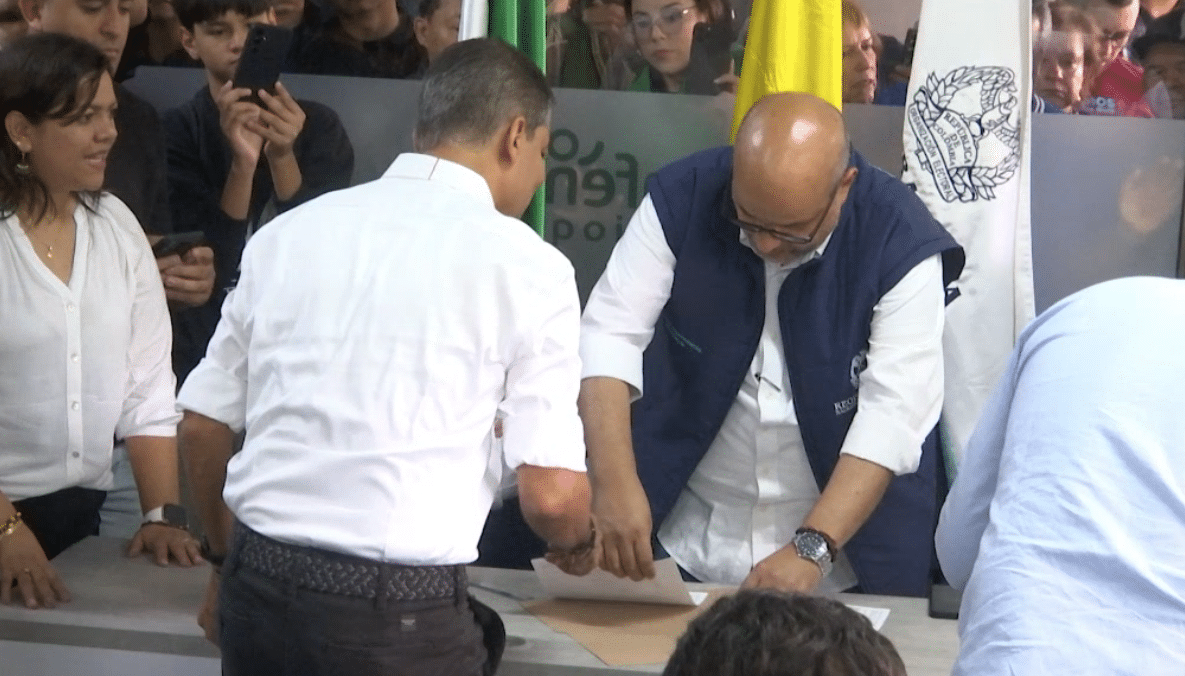 Creemos presentó su lista de candidatos a la Cámara con más de 400 mil firmas 