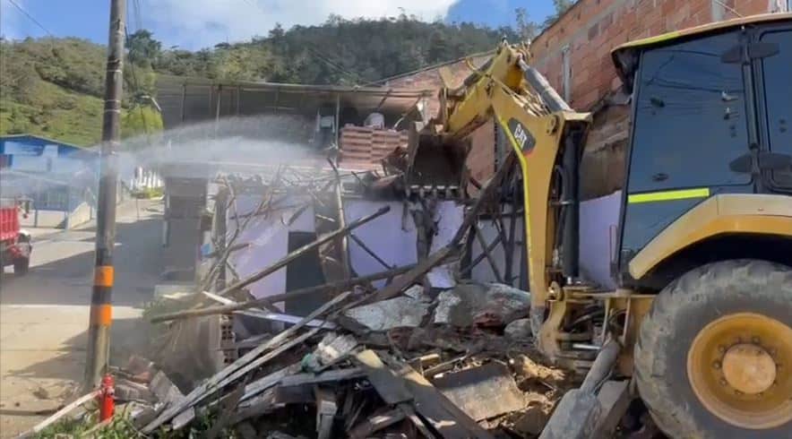 Derriban dos inmuebles usados como guarida de robos y el consumo de drogas en Yarumal