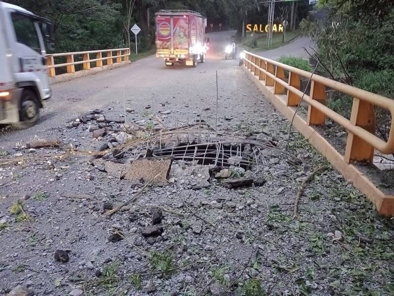 Alerta en Antioquia: detonan explosivo en vía de ingreso a Salgar y aparecen varias banderas del ELN