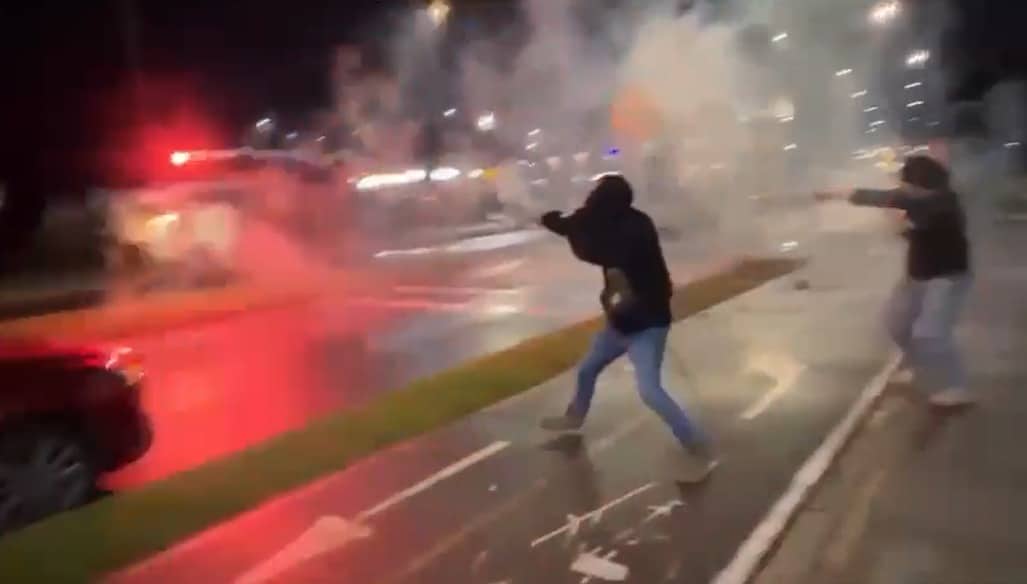 En video quedó captada un enfrentamiento con bengalas entre jóvenes en Rionegro