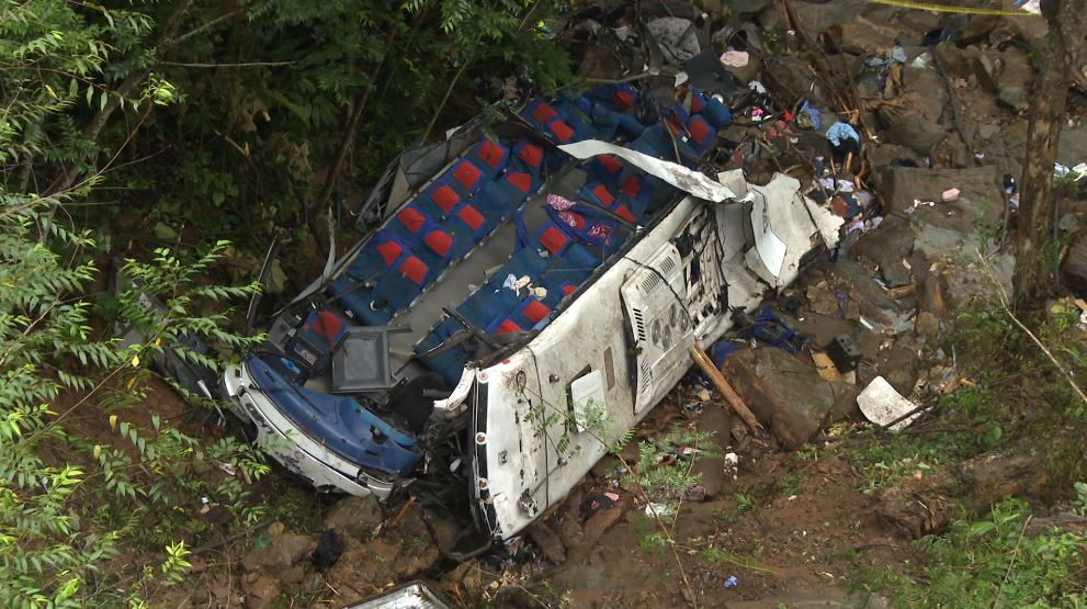Encuentran irregularidades en revisión al bus donde murieron 17 personas por accidente