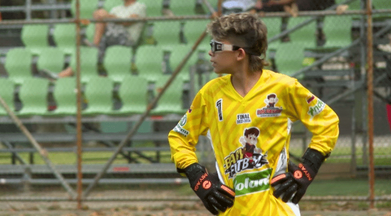 Este es el portero del Babyfútbol que ataja con gafas y se roba las miradas de todos