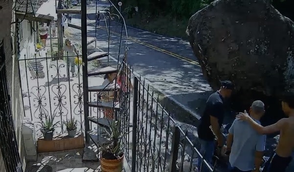 Gigantesca roca cayó sobre una moto en Dabeiba, la vía permanece cerrada