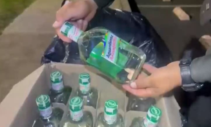 Incautan licor adulterado en un puesto de control en Antioquia