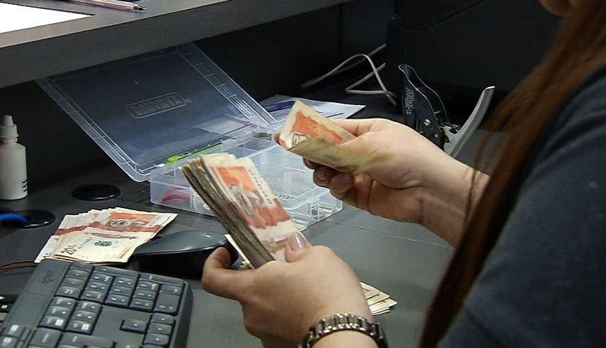 ¿Qué debería hacer con el dinero de la prima? Esto dicen los expertos