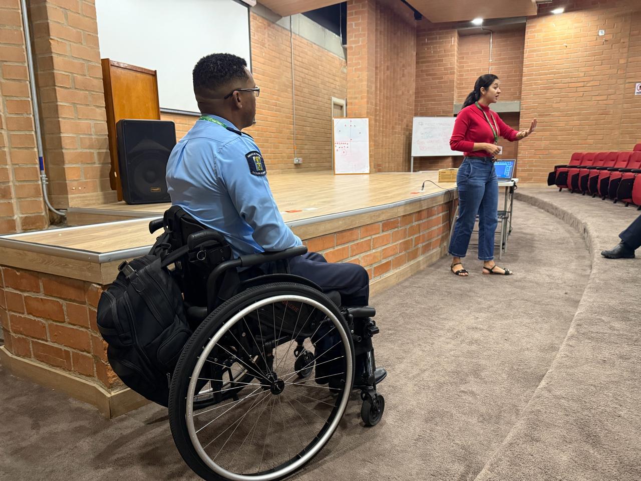 Un hito para la movilidad: Medellín presenta a su primer agente de tránsito en silla de ruedas