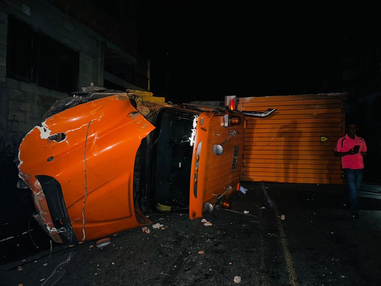 Varias viviendas afectadas dejó el accidente de una tractomula en el Suroeste antioqueño 