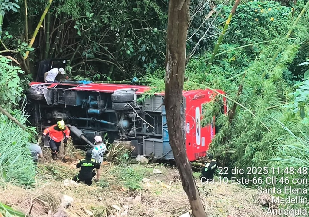Varios heridos deja el choque de un furgón con un bus en el corregimiento de Santa Elena