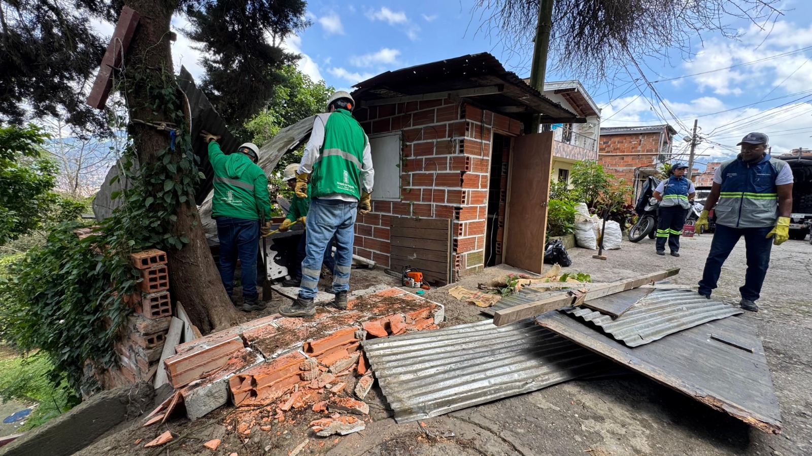 Desmontan tres casetas ilegales usadas como parqueaderos y fiestas clandestinas en el Popular