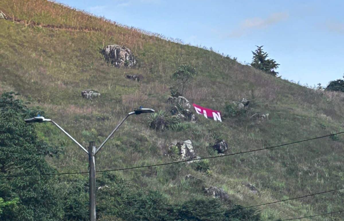 Alerta en Antioquia por paro armado del ELN: en la vía Medellín-Bogotá fue instalada una bandera