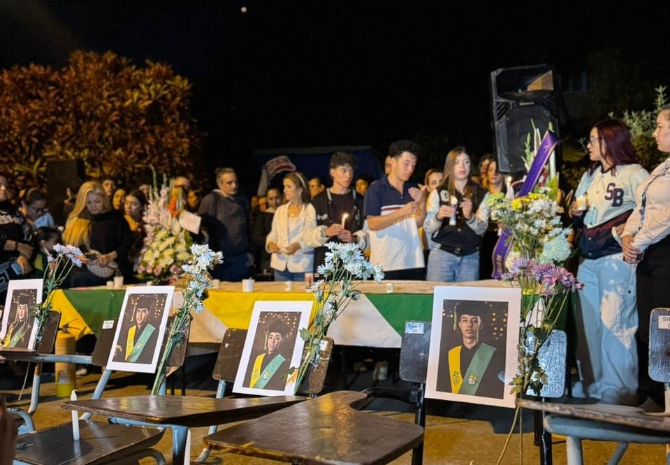 Conmovedora velatón en el Liceo Antioqueño de Bello en homenaje a los fallecidos en accidente