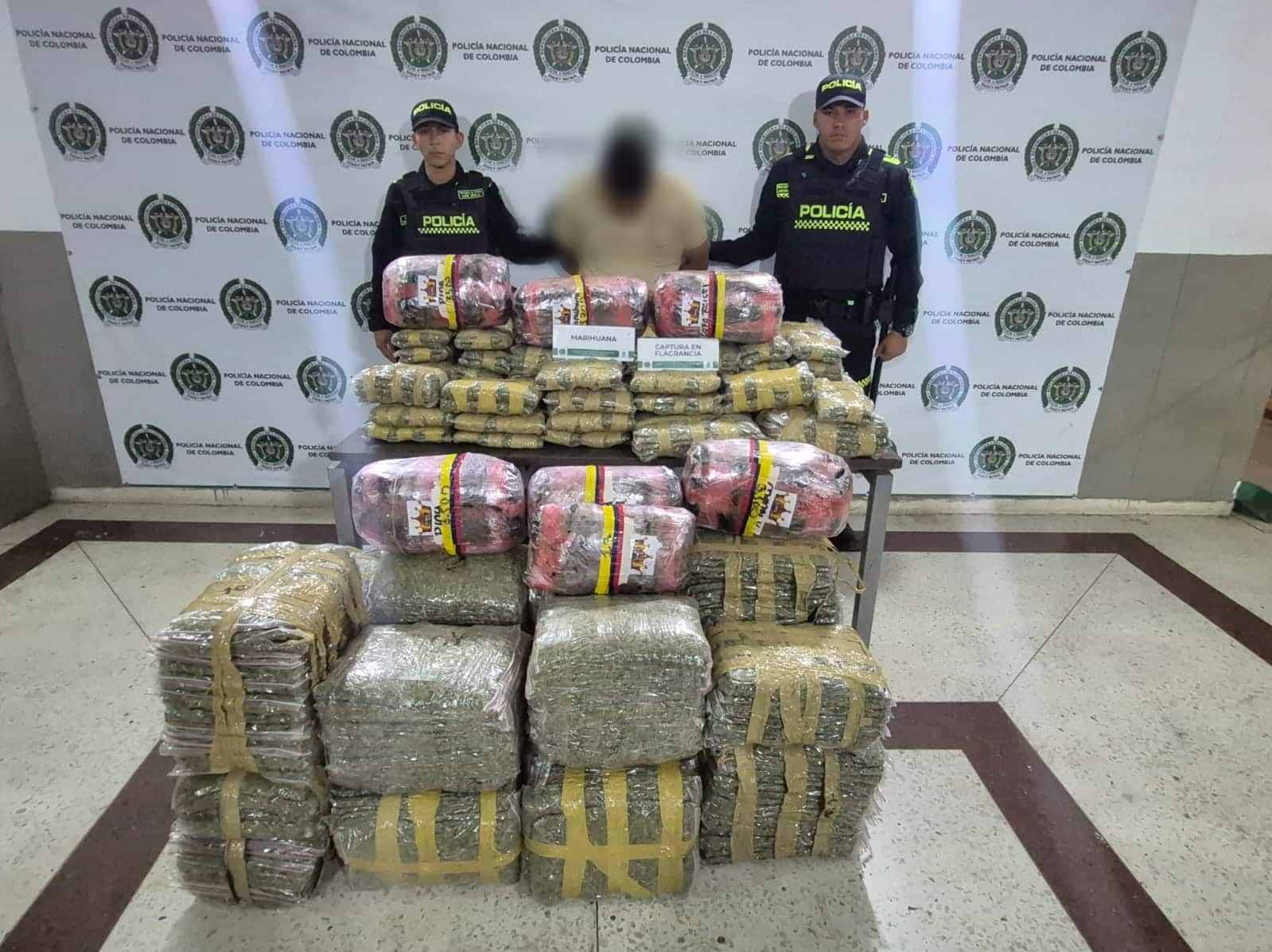A hombre lo sorprendieron con 242 kilos de marihuana en plena autopista Norte