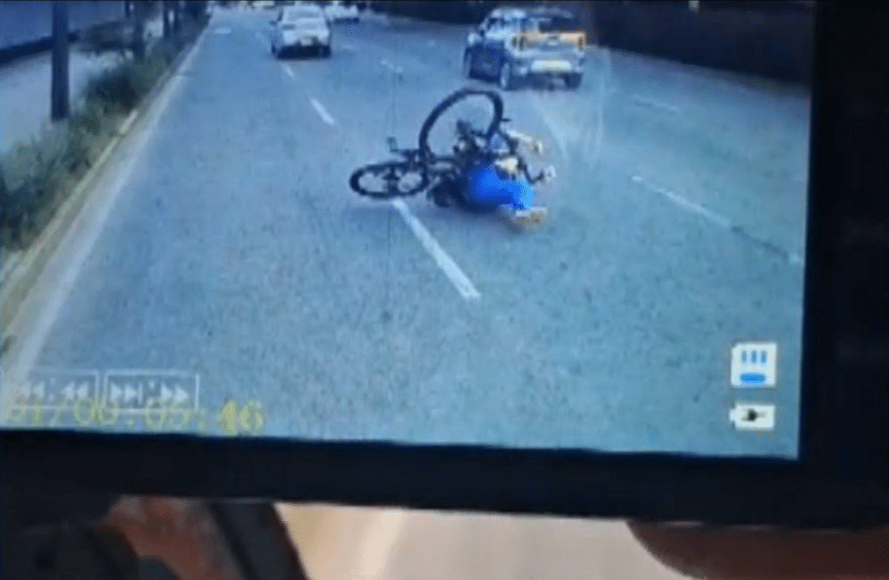 Ciclista sufrió accidente por conductor imprudente en el centro de Medellín