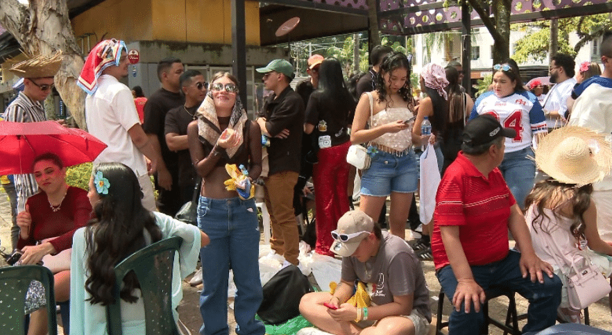 Así es el 'parche' en la fila para esperar el concierto de Bad Bunny