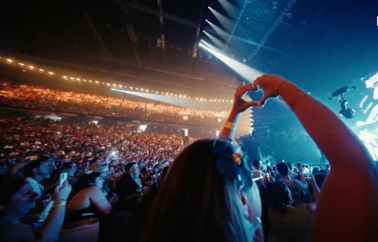 Bad Bunny se despide de Medellín con un concierto para compartir en familia