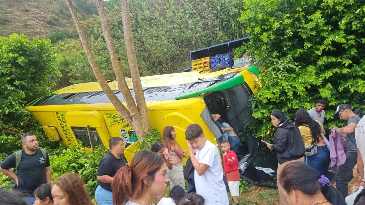 Bus que cubría la ruta Sabanalarga - Medellín se volcó dejando varios heridos
