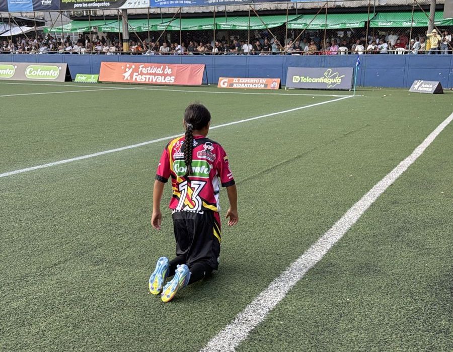 Sara Obando, la promesa del Babyfútbol que agradeció a Dios de rodillas