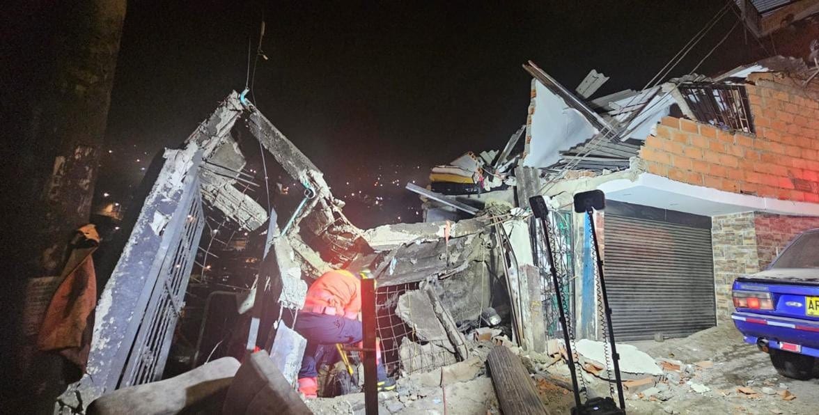 Colapso de un local comercial en Medellín deja tres heridos