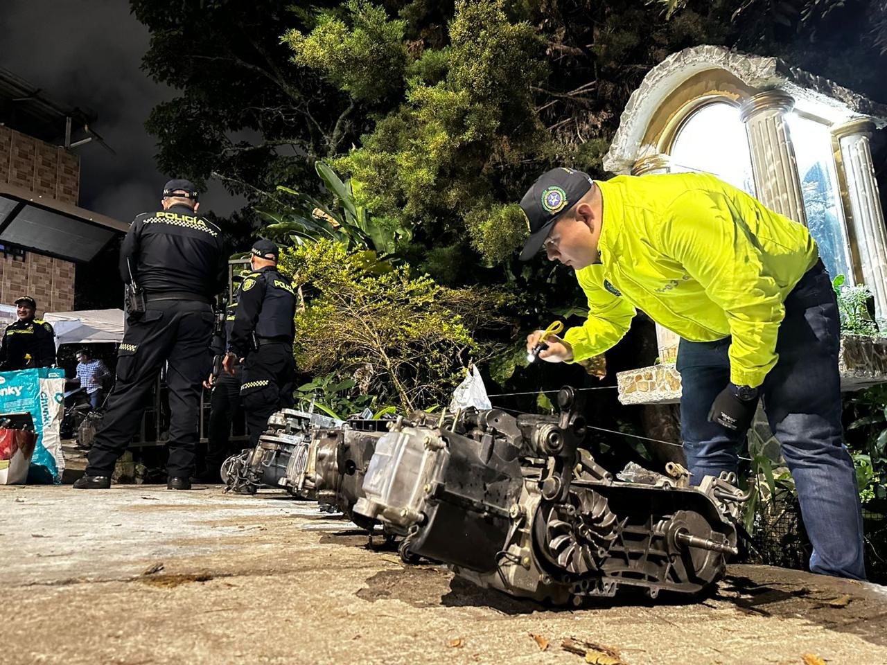 Descubren deshuesadero de vehículos robados mientras ubicaban una motocicleta hurtada