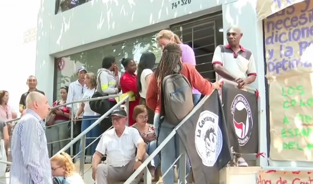 Docentes protestan en Medellín por falta de atención en salud