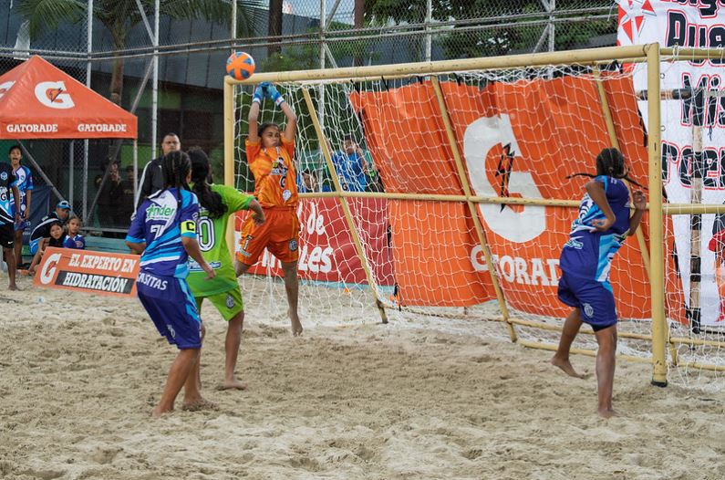 El Babyfútbol Playa se vive en la Unidad Deportiva de Belén