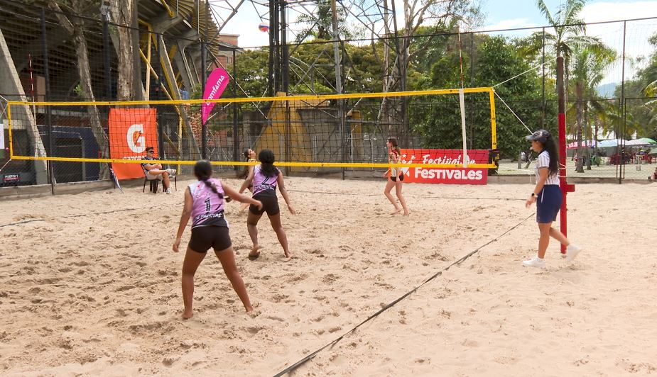 En el Babyvoleibol playa los duetos soprenden con gran nivel
