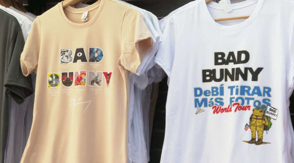 Estas son las camisetas que más se venden para los conciertos de Bad Bunny