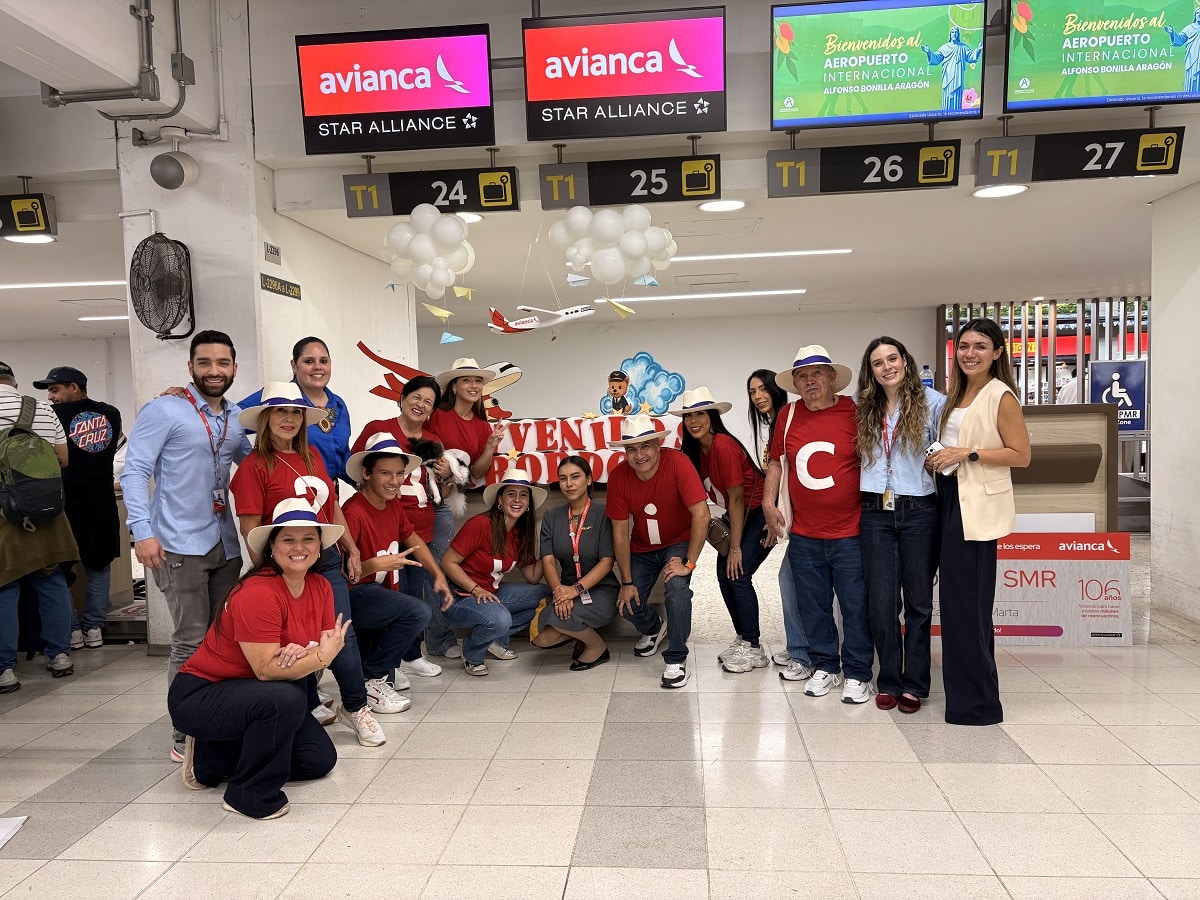 Ganadores de viaje todo pago en Avianca por avión de cartón reclamaron el premio