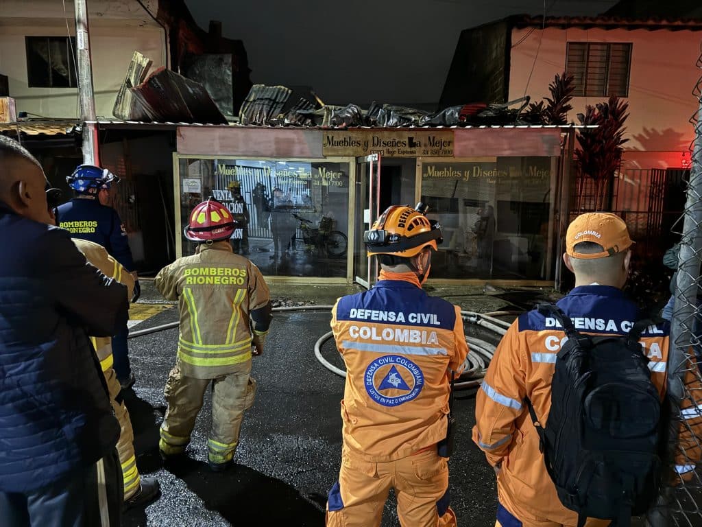 Incendio estructural en Rionegro dejó afectaciones en dos locales comerciales y una vivienda