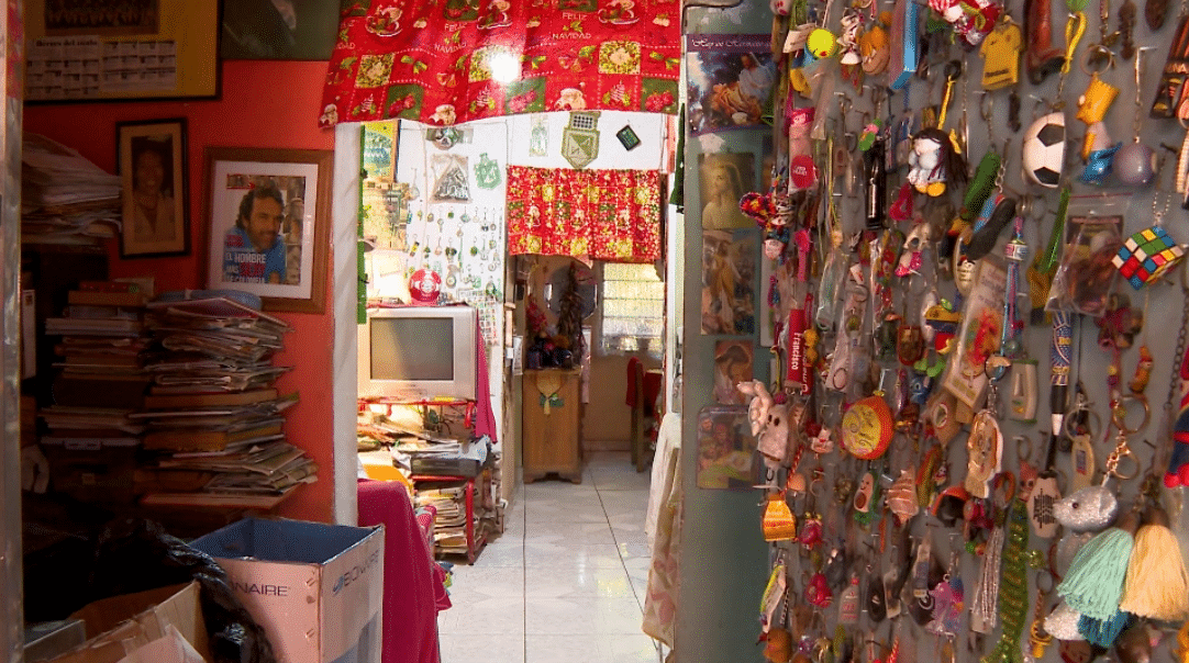 La vecina del barrio Andalucía que tiene un museo de cachivaches en su casa