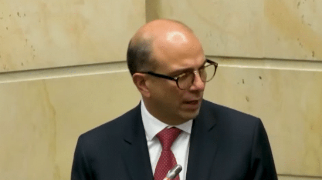 Magistrado pide a la Corte Constitucional suspender decreto de emergencia económica