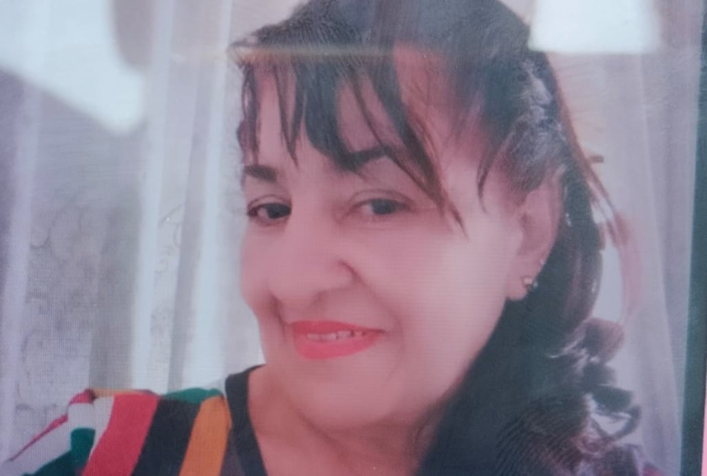 Mujer intentó mediar en una discusión y su nuera la tiró por las escalas