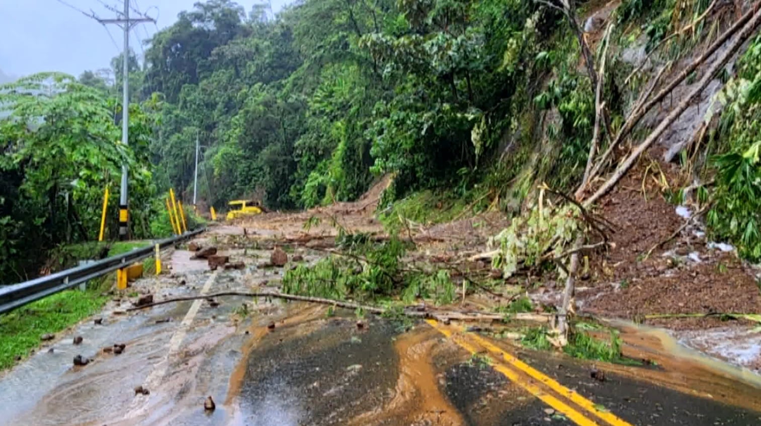 Por deslizamientos hay cierres en al menos tres puntos de la vía Medellín - Urabá 