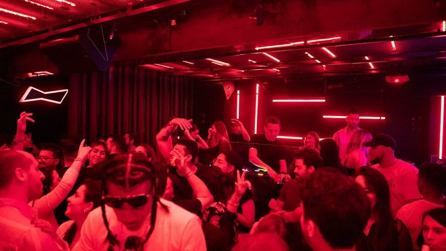 ¿Por qué Perro Negro es uno de los lugares favoritos de Bad Bunny en Medellín?