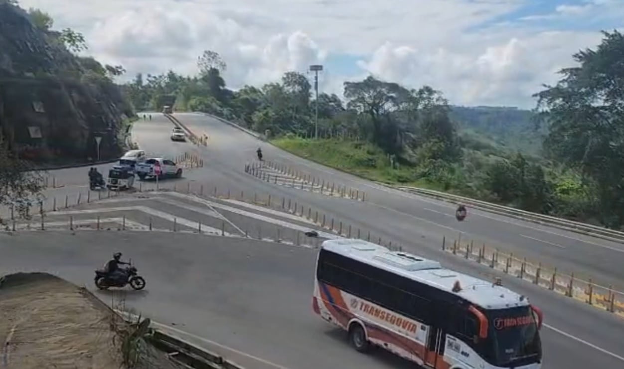 Quejas por los riesgos para acceder a la autopista en Remedios 